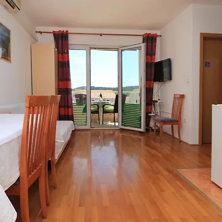Apartment Central Beach Apartment Makarska