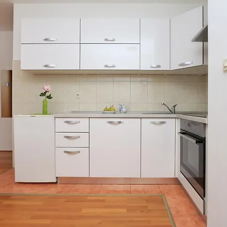 Central Beach Apartment Макарська